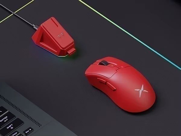 Mouse Delux M900 PRO, PAW3395, 8KHz, com Dock de Carregamento